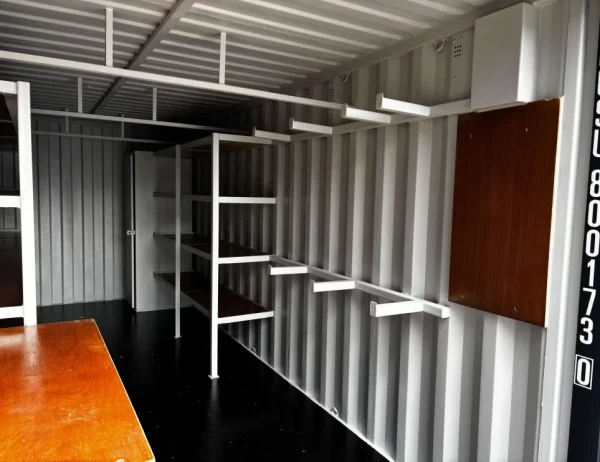 Taller construido con contenedores reconvertidos de 20 pies