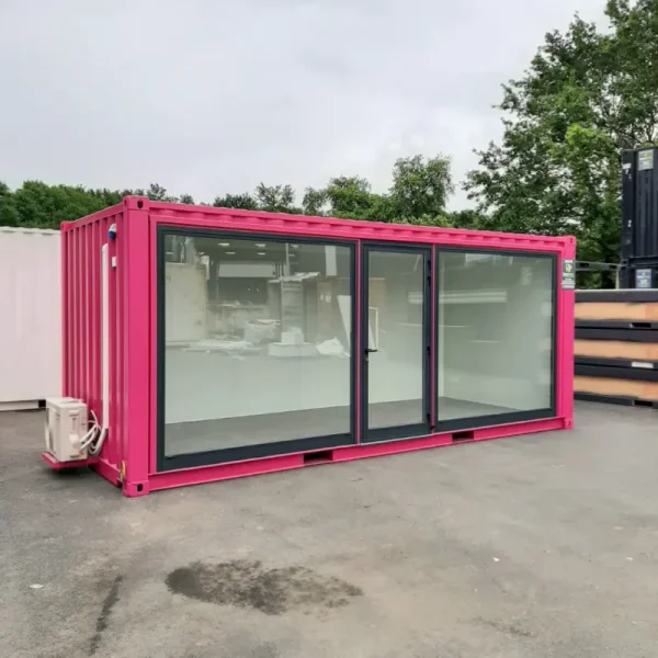 Contenedor comercial con ventana panorámica