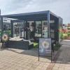Contenedor comercial con ventana panorámica